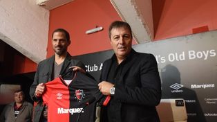Frank Kudelka, junto a Sebasti&aacute;n Peratta, en su presentaci&oacute;n el a&ntilde;o pasado como t&eacute;cnico de Newells.