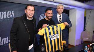 Raúl Gordillo, Carlos Tevez y Ricardo Carloni durante la presentación oficial.