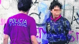 Detienen a dos chicas que le prendían fuego a indigentes