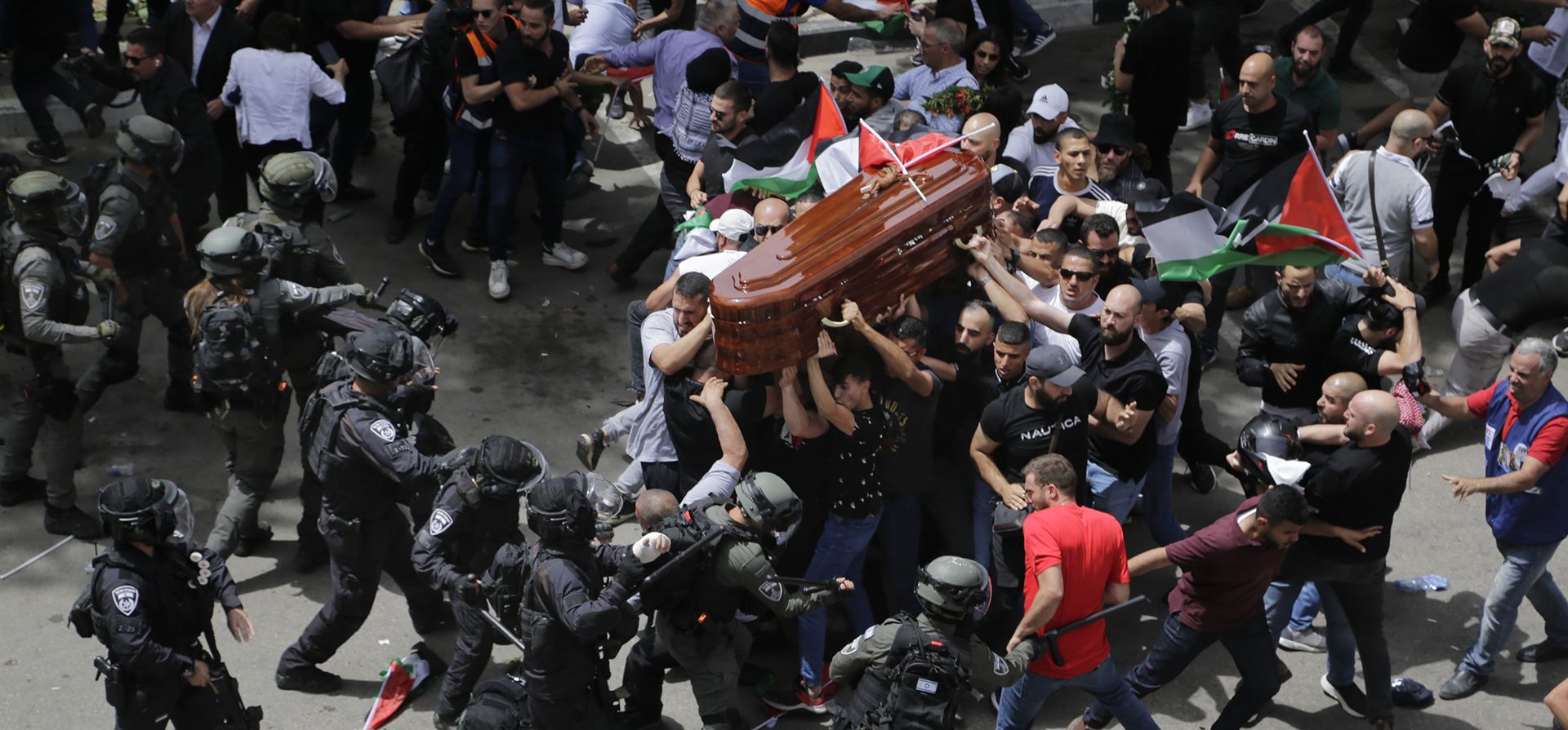 Funeral de la veterana periodista de Al Jazeera Shireen Abu Akleh, quien fue asesinada a tiros durante una redada militar israelí en la ciudad cisjordana de Jenin, el 13 de mayo de 2022. El ejército israelí reconoció por primera vez que uno de sus soldados probablemente mató a la periodista veterana de Al Jazeera Shireen Abu Akleh en mayo, y dijo que su propia investigación muestra que le dispararon por error y que nadie enfrentará un castigo.