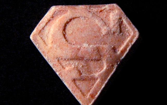Superman. La pastilla triangular naranja con la “S” vale de 800 a 1200 pesos.