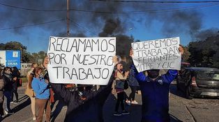 Trabajadores del trueque realizan un corte de tránsito pidiendo volver a trabajar