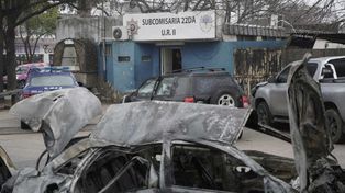 Auto calcinado, una postal de lo que fue el ataque incendiario contra la subcomisaría 22ª.