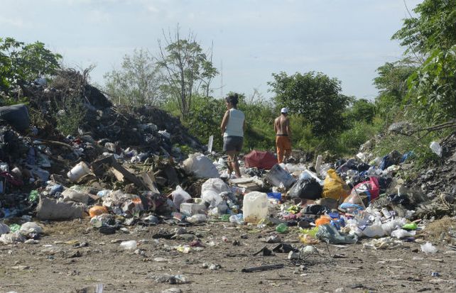 Los vecinos aseguran que el vertedero no autorizado se convirtió en un foco infeccioso. “Hay yuyos
