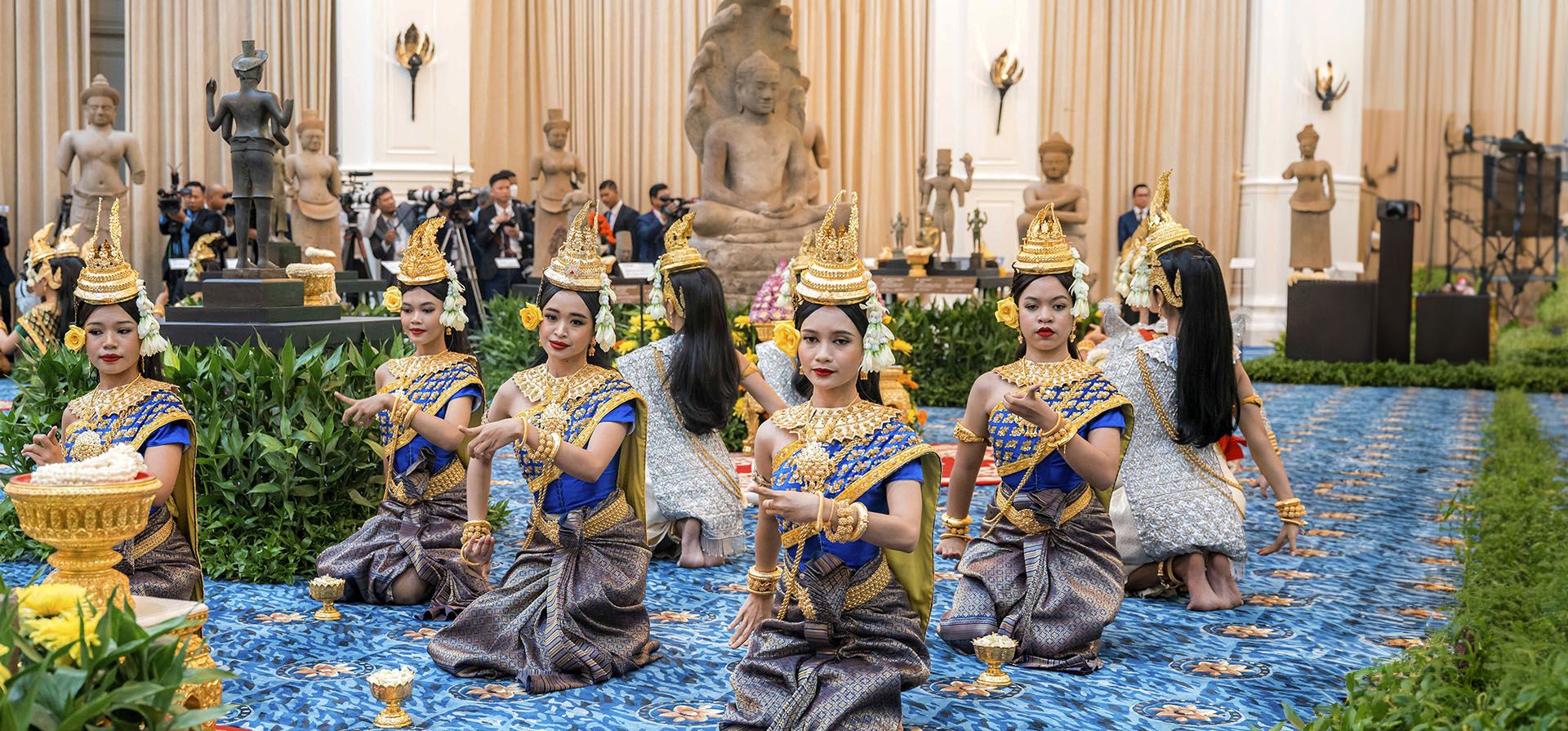 Bailarines camboyanos actúan durante una ceremonia de devolución de objetos en el Palacio de la Paz en Phnom Penh, Camboya, el jueves 22 de agosto de 2024. (AKP vía AP) Bailarines camboyanos actúan durante una ceremonia de devolución de objetos en el Palacio de la Paz en Phnom Penh, Camboya, el jueves 22 de agosto de 2024. (AKP vía AP)