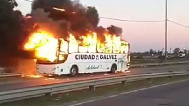 Se incendió un colectivo de media distancia en la Circunvalación
