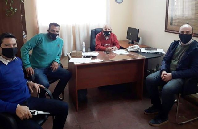 El diputado provincial Sergio Checho Basile junto a los representantes del sector