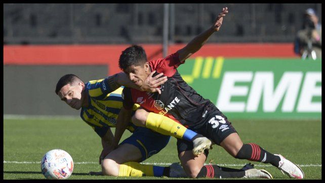 Blanco y Comba van al piso con toda la intensidad que se vivió el clásico.