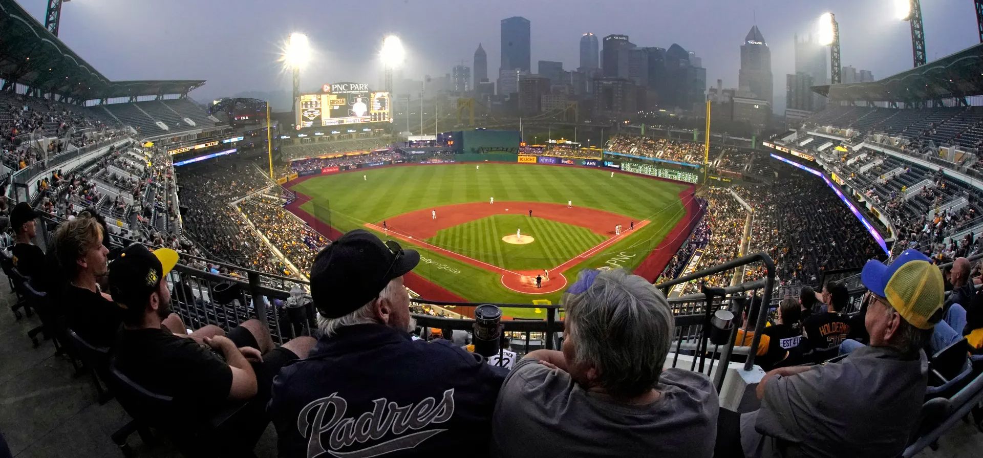 Pittsburgh, Estados Unidos. La neblina de los incendios forestales canadienses se cierne sobre PNC Park durante un juego de béisbol entre los Piratas de Pittsburgh y los Padres de San Diego. Fotografía: Gene J Puskar/AP Pittsburgh, Estados Unidos. La neblina de los incendios forestales canadienses se cierne sobre PNC Park durante un juego de béisbol entre los Piratas de Pittsburgh y los Padres de San Diego. Fotografía: Gene J Puskar/AP