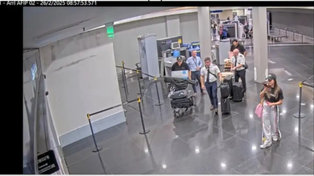 A la izquierda, Juan Pablo Pinto, quien llegó a Aeroparque con siete valijas