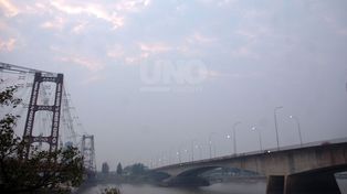 Humo en la ciudad de Santa Fe este jueves por la tarde producto de los incendios en zona de islas.&nbsp;