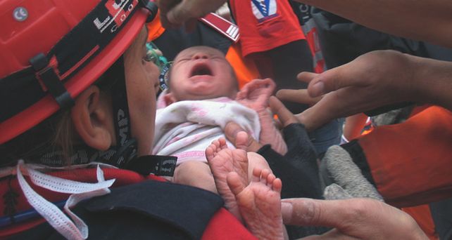 Una beba sobrevive dos d&iacute;as entre escombros del sismo en Turqu&iacute;a