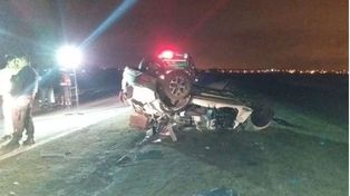 Cinco muertos al ser aplastado un auto por el semirremolque de un camión