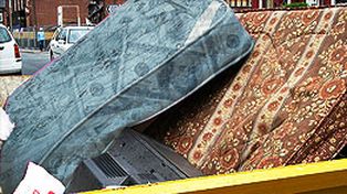 Una israel&iacute; tir&oacute; a la basura un colch&oacute;n con un mill&oacute;n de d&oacute;lares dentro