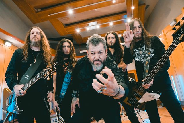 Walter Meza está al frente de Horcas desde 1997 en la banda de heavy y trash metal creada en 1988 por Osvaldo Civile