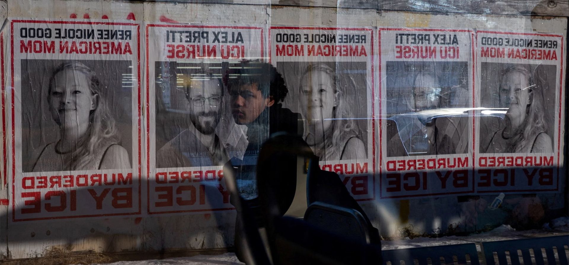 Carteles en memoria de Renee Nicole Good y Alex Pretti, ambos asesinados a tiros por agentes federales de inmigración, se reflejan en la ventana de un autobús de tránsito en Minneapolis, Minnesota, EE. UU.. Fotografía: Seth Herald/Reuters Carteles en memoria de Renee Nicole Good y Alex Pretti, ambos asesinados a tiros por agentes federales de inmigración, se reflejan en la ventana de un autobús de tránsito en Minneapolis, Minnesota, EE. UU.. Fotografía: Seth Herald/Reuters