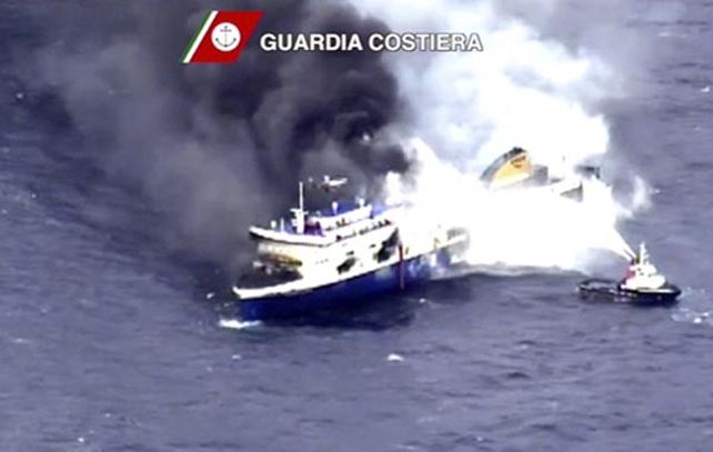 El ferry se incendió y luego debió lidiar con olas muy grandes
