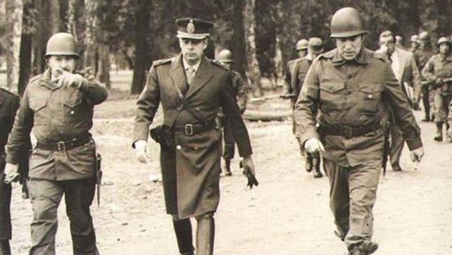Tucumán. Los represores Luciano Menéndez (centro) y Antonio Bussi. (der.).