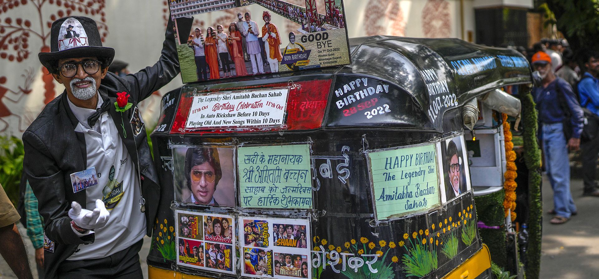Un fanático se encuentra afuera de la residencia de la superestrella de Bollywood, Amitabh Bachchan para celebrar su 80 cumpleaños en Mumbai, el martes 11 de octubre de 2022.