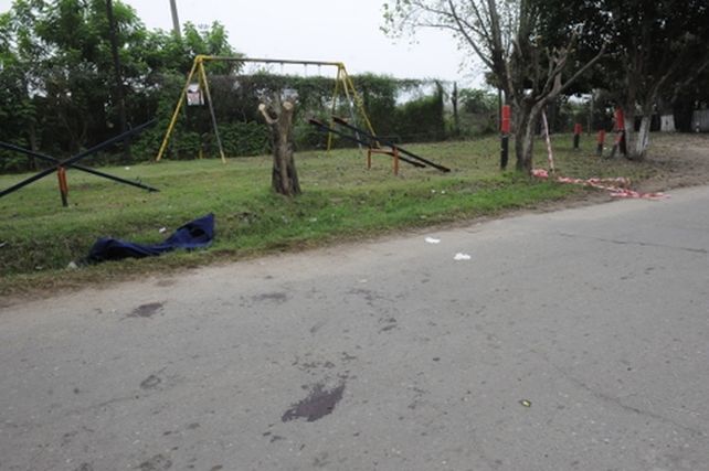 El crimen investigado ocurrió en Sabattini al 3300 frente a una pequeña plaza con juegos infantiles y una improvisada canchita de fútbol. (Foto: S.S.Meccia)