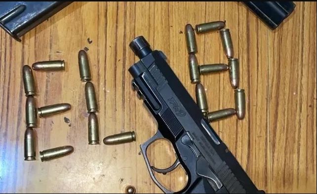 Los miembros de la banda ostentaban su pertenencia a una banda orquestada en un pabellón de Piñero.&nbsp;