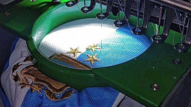 Los primeros bordados de la tercera estrella en Paraná. Foto/Lautaro López
