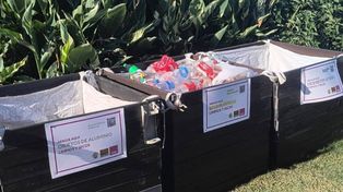 Los contenedores pensados para los paradores están fabricados con ecotablas de plástico reciclado
