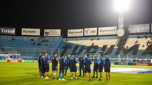 Los jugadores de Central ya están en el césped del Fierro. Russo confirmó a Komar.