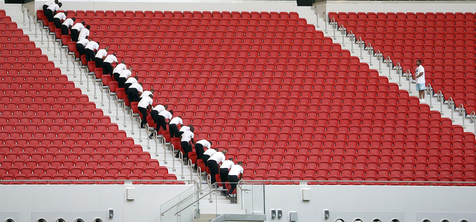 Policías revisan las instalaciones del estadio Al Thumama. EFE/ Alberto Estévez