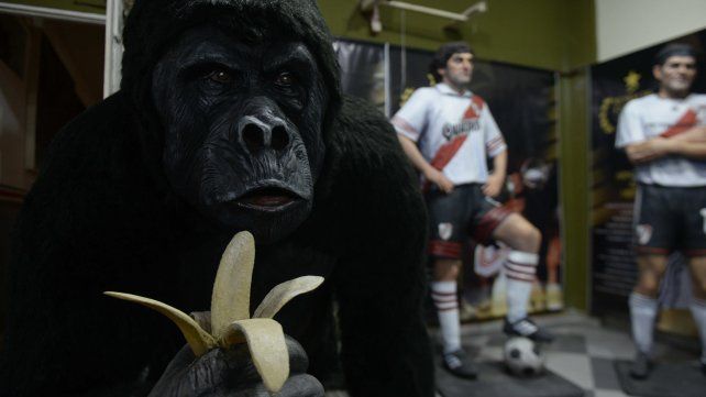 King Kong es otra de las figuras. Detrás se aprecian las estatuar de Enzo Francéscoli y Ariel Ortega.