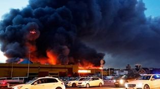 Tres mil evacuados por el incendio de un centro comercial en Moscú