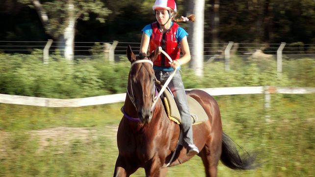 Pura sangre, una jockey que deja rastro