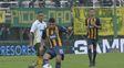 Jerarquía pura. Néstor Ortigoza desplegó parte de su repertorio ayer en la cancha del Halcón, pero no alcanzó.