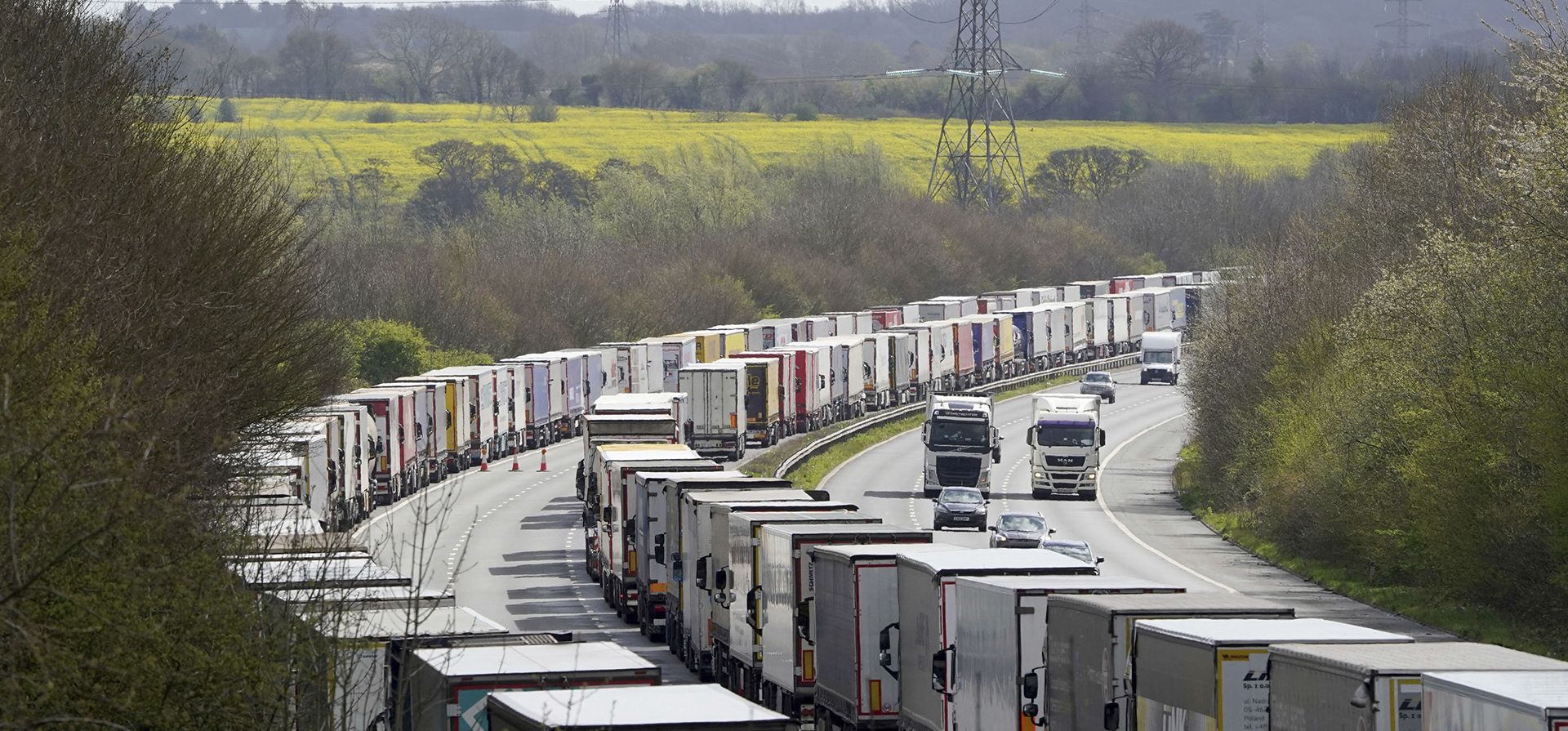 Cientos de camiones hacen cola en la Operación Brock en la M20 cerca de Ashford, Inglaterra, el jueves 7 de abril de 2022, mientras continúan los retrasos en el transporte de mercancías en el Puerto de Dover, en Kent, donde los servicios de ferry de P&O siguen suspendidos después de que la empresa despidiera a 800 trabajadores sin previo aviso.