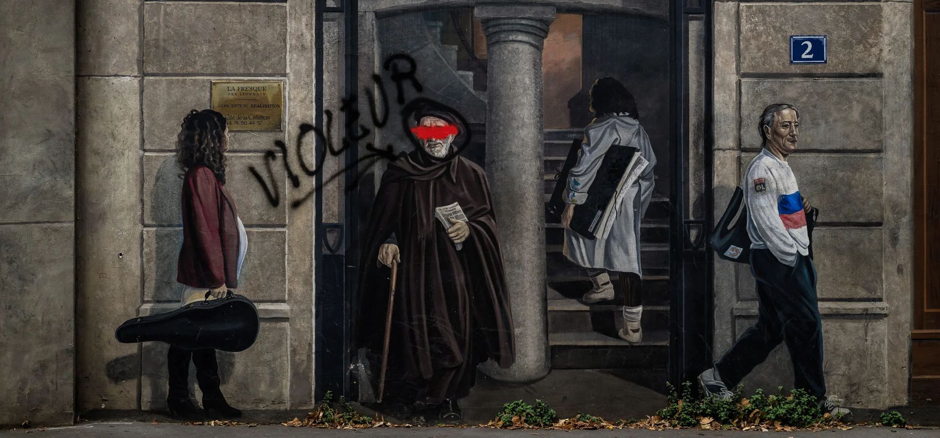 Un mural en trampantojo está pintarrajeado con una etiqueta que representa al sacerdote católico Abbé Pierre, acusado de agresión sexual, junto a la palabra 'violeur' ('violador'), Lyon, Francia. Fotografía: Jeff Pachoud/AFP/Getty Images Un mural en trampantojo está pintarrajeado con una etiqueta que representa al sacerdote católico Abbé Pierre, acusado de agresión sexual, junto a la palabra 'violeur' ('violador'), Lyon, Francia. Fotografía: Jeff Pachoud/AFP/Getty Images