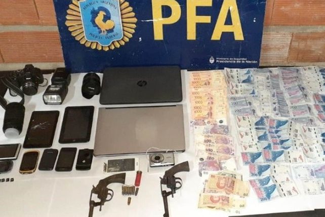 Parte de los elementos secuestrados durante los allanamientos realizados por la Policía Federal.
