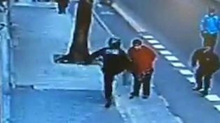 Policía mató a un hombre por pararse en medio de la calle