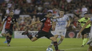 Al ataque. Lema intenta sacar un remate . El zaguero se fue a jugar arriba con la lepra en desventaja.&nbsp;