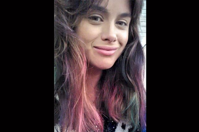 Se inspiró en Ke$ha y se tiñó un acoiris en el pelo