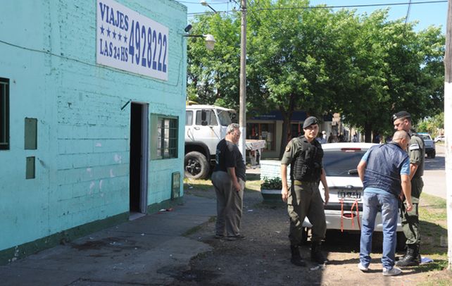 Bassi tomaba mates frente a su remisería de Villa G. Gálvez cuando fue atacado. (Foto: S.Meccia)