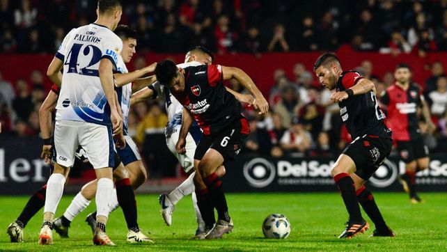 Saúl Salcedo estuvo muy participativo en su debut en Newells