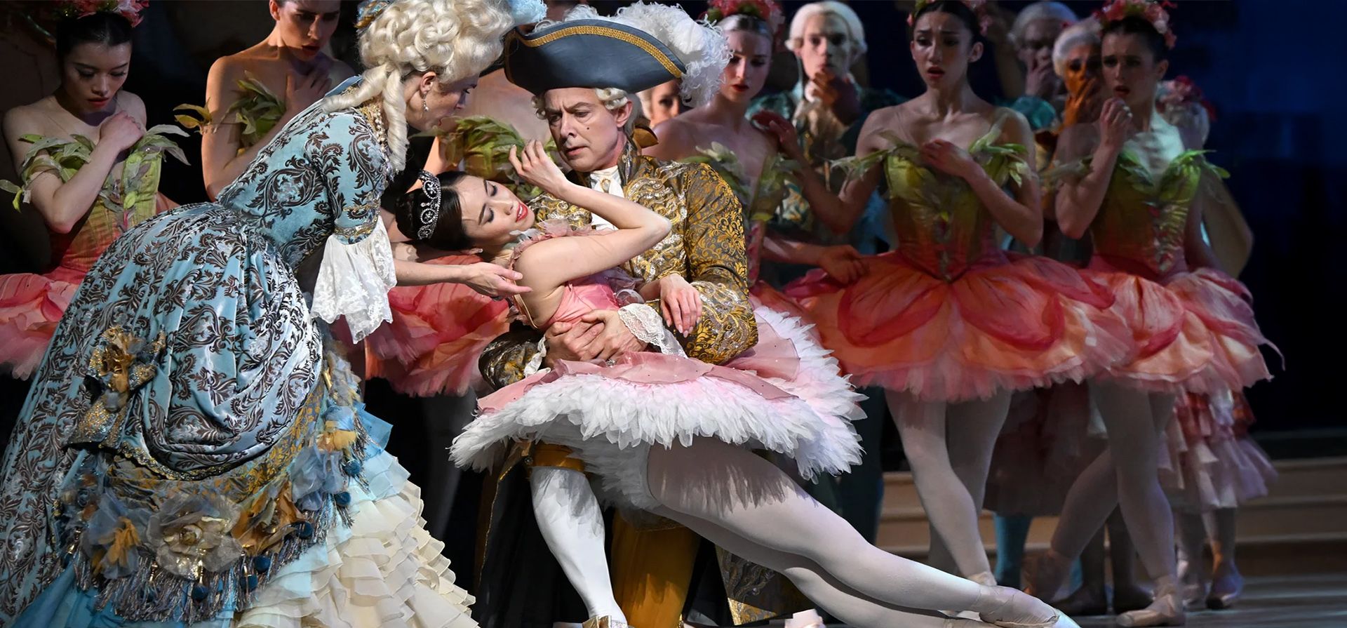 Dana Stephensen interpreta a la Reina, Ako Kondo a la Princesa Aurora y Matthew Lawrence al Rey durante un preestreno de La Bella Durmiente del Ballet Australiano en el Teatro Lírico, Brisbane, Australia. Fotografía: Darren England/AAP Dana Stephensen interpreta a la Reina, Ako Kondo a la Princesa Aurora y Matthew Lawrence al Rey durante un preestreno de La Bella Durmiente del Ballet Australiano en el Teatro Lírico, Brisbane, Australia. Fotografía: Darren England/AAP