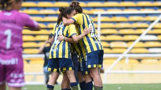 Festejo de las guerreras canallas ante Estudiantes. Central está bien en el torneo femenino.