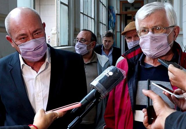 Jorge Hoffmann y Jorge Molina al salir de la reunión en Casa Gris. Son los representantes gremiales de los trabajadores estatales.