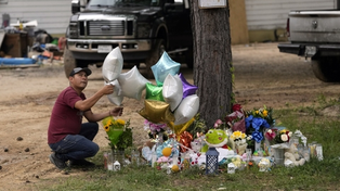 Un memorial espontáneo en Cleveland, Texas, donde se registró uno de los últimos episodios. Este tipo de escenarios se han vuelto comunes en muchas ciudades.
