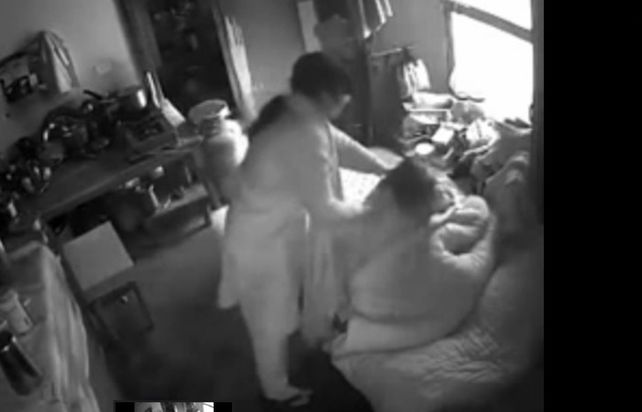Una mujer fue detenida tras viralizarse un video en el que le da una paliza a su suegra