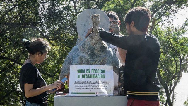 La Municipalidad de Paraná avanza con la puesta en valor de esculturas.