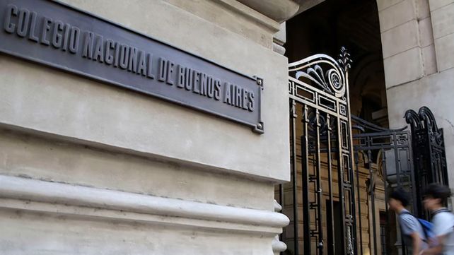 Alumnos generan fotos de compañeras desnudas con Inteligencia Artificial y las venden