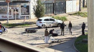 Violento choque entre un auto y una moto en barrio Alvear: una mujer quedó tendida sobre la calzada