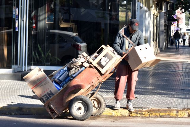 Cerca de 1.500 cartoneros en la ciudad de Santa Fe sienten el golpe de la crisis: el precio del cartón cayó 60% en un año